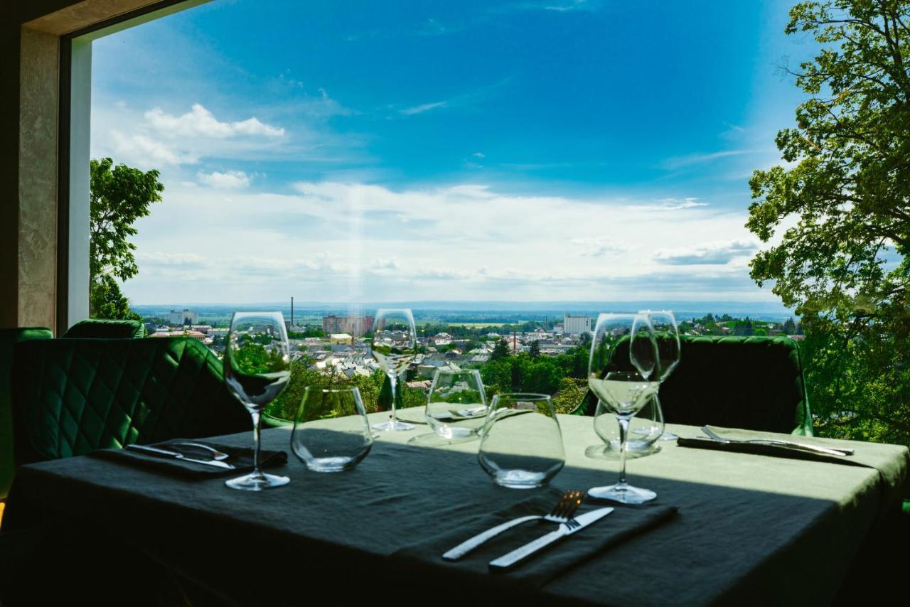 Restaurant & Pension U Hradu Šternberk المظهر الخارجي الصورة